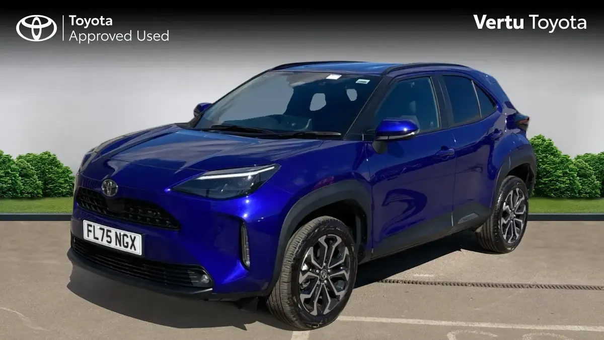 Used Toyota Yaris Hybrid Design 116 HP (85 kW) 2025 Juniper blue (metallic paint) Estate
