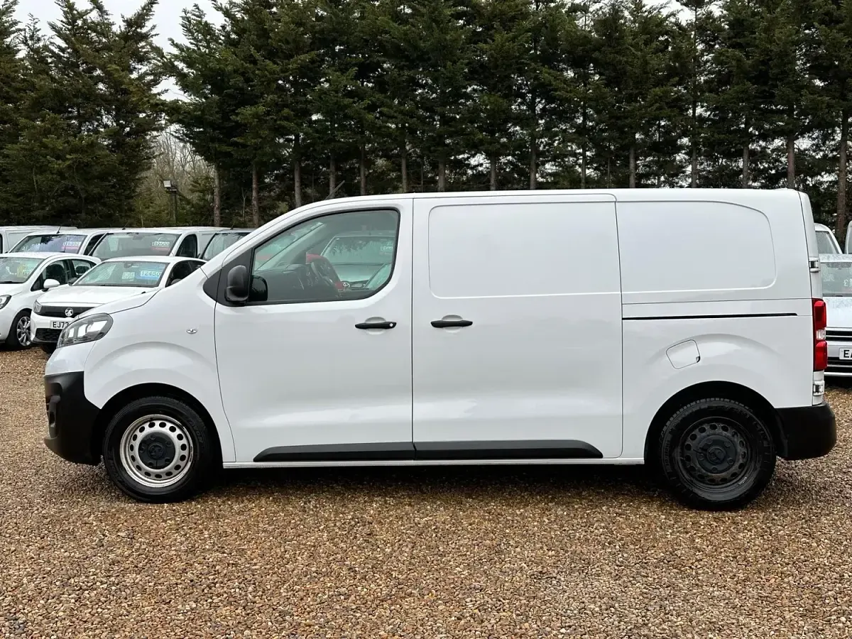 Used Vauxhall Vivaro S 100 HP (73 kW) 2022 White MPV