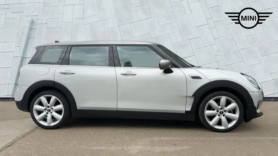 Usado Mini Cooper Clubman Exclusive 134 CV (98 kW) 2022 Plateado Familiar