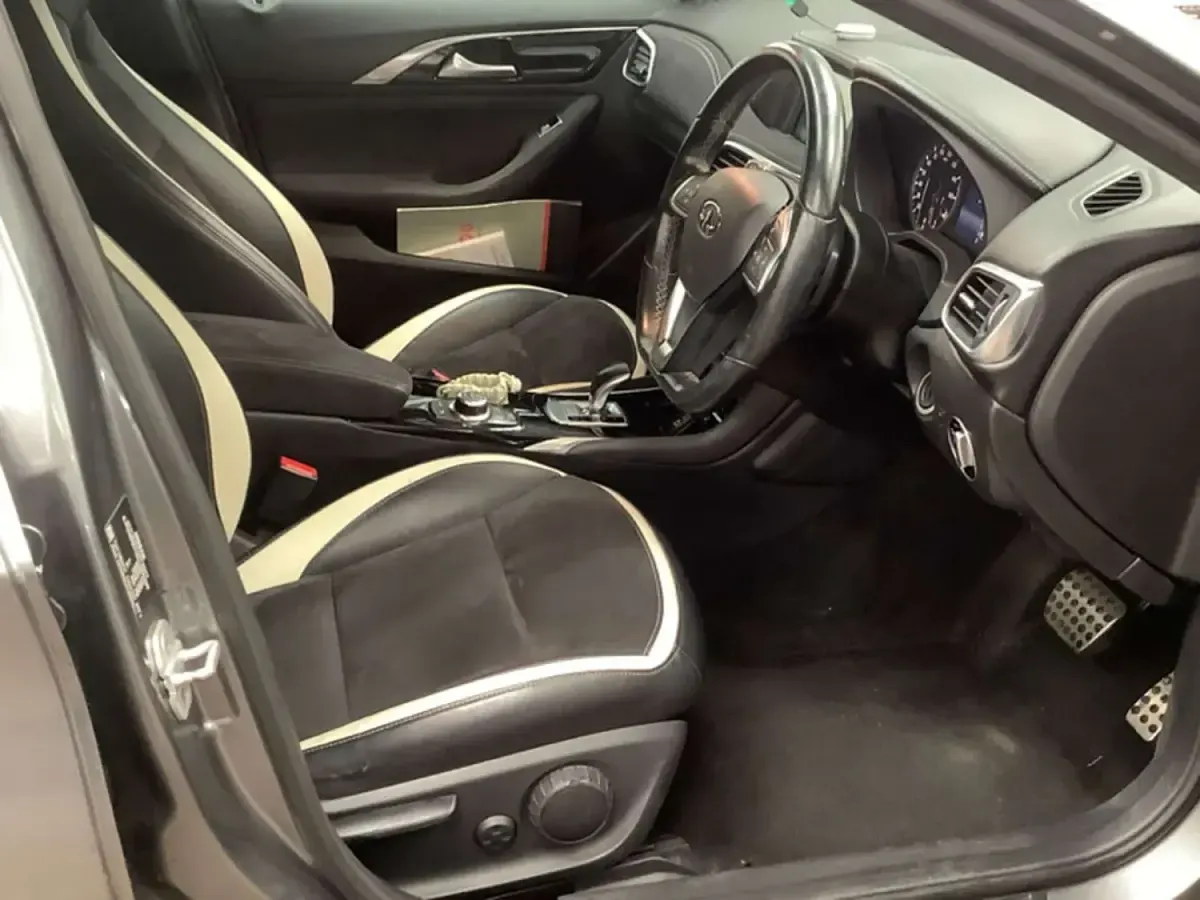 Used Infiniti Q30 Sport Tech 170 HP (125 kW) 2016 Grey Hatchback