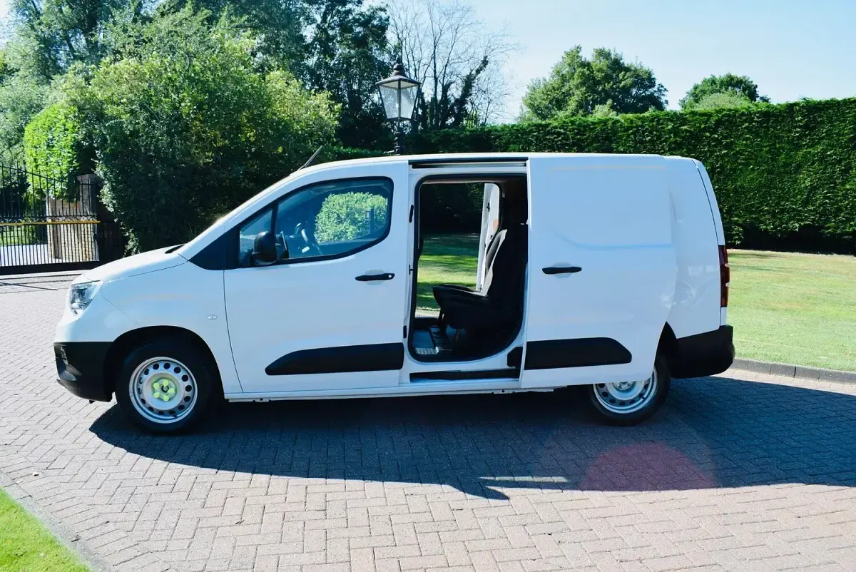 Used Vauxhall Combo 100 HP (73 kW) 2023 White MPV