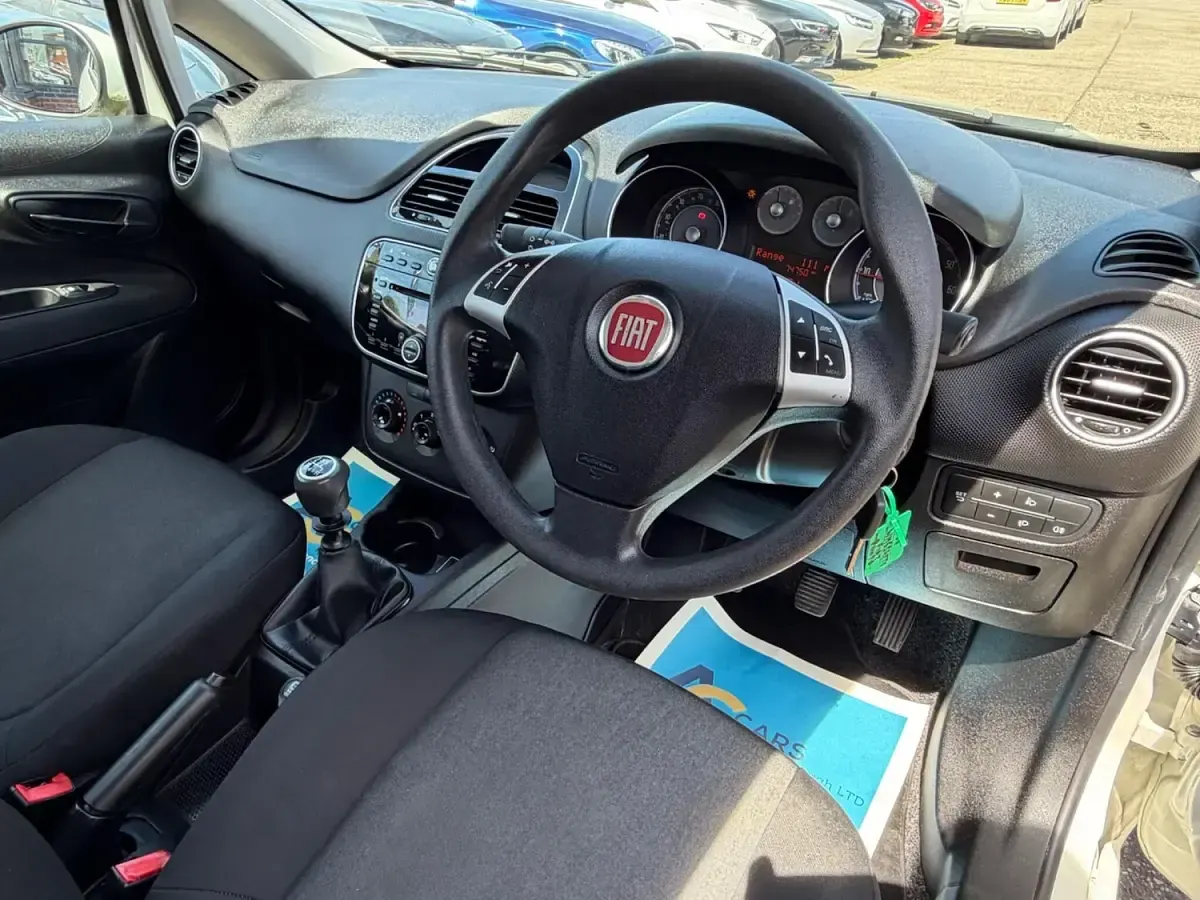 Used Fiat Punto Pop 69 HP (50 kW) 2015 White Hatchback