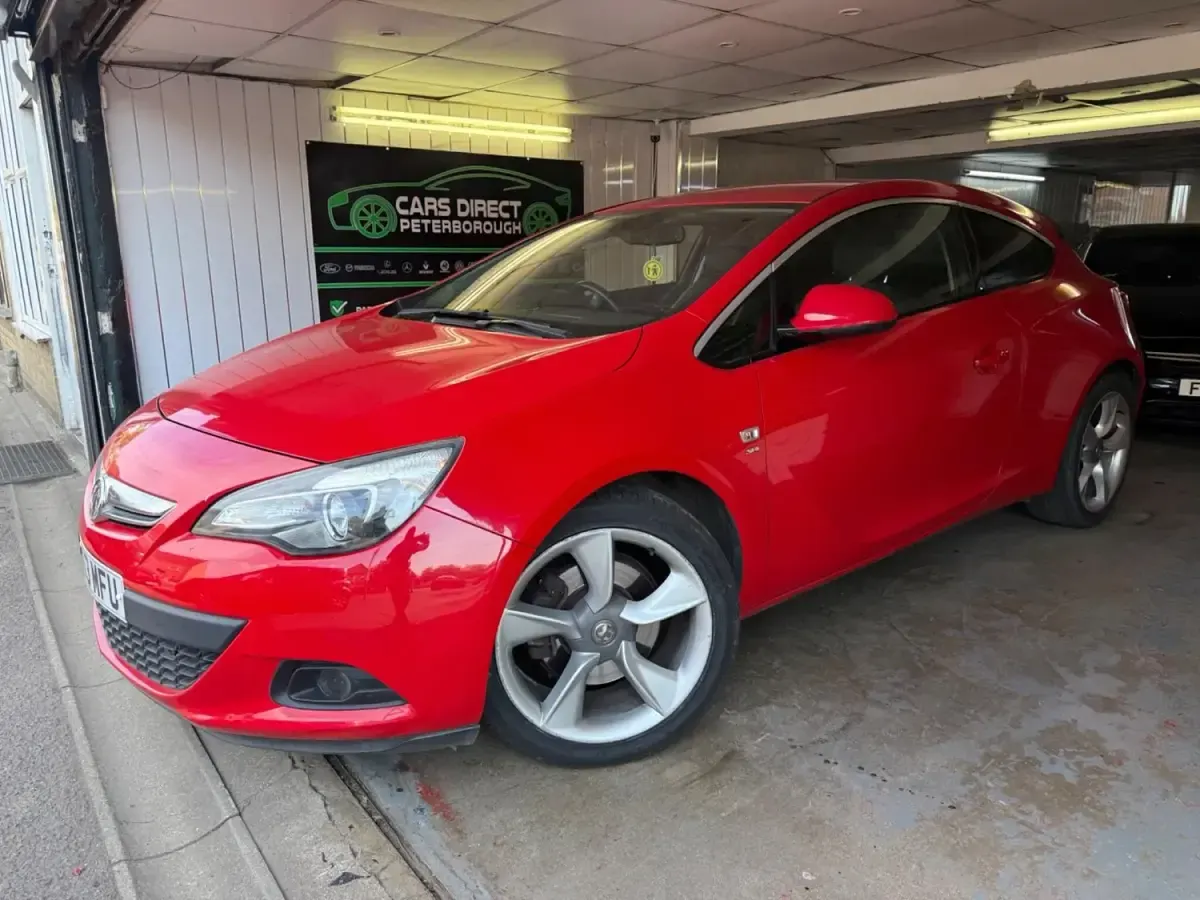 Begagnad Vauxhall Astra GTC SRi 2013 Röd Halvkombi