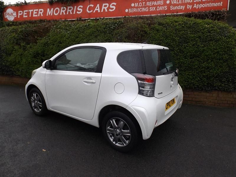 Used Toyota iQ 68 HP (50 kW) 2010 White Hatchback