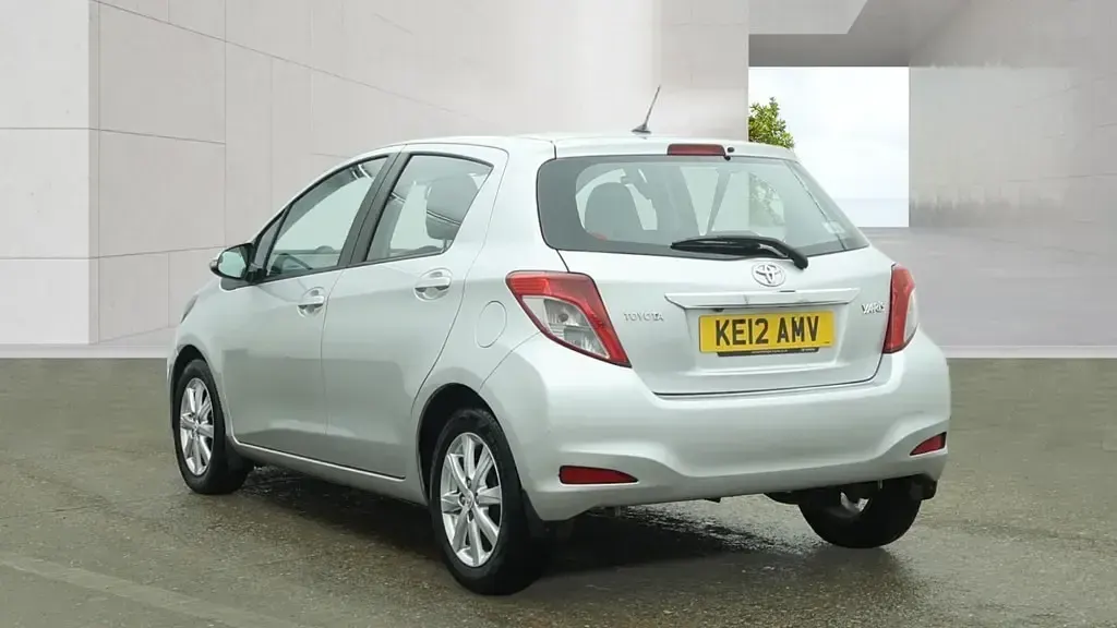 Used Toyota Yaris Multidrive S 99 HP (72 kW) 2012 Silver Hatchback