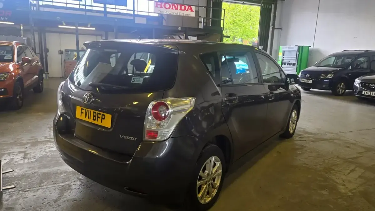 Usado Toyota Verso 132 HP (97 kW) 2011 Cinzento Monovolume