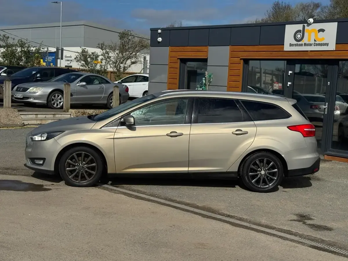 Begagnad Ford Focus Titanium 120 HK (88 kW) 2015 Silver Kombi