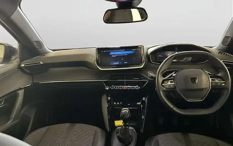 Usado Peugeot 2008 Allure 131 HP (96 kW) 2025 SUV