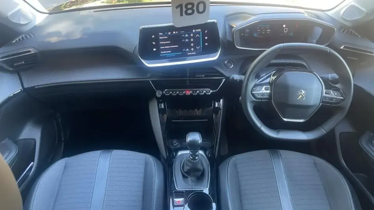 Second-hand Peugeot 208 Allure Premium 99 CP (72 kW) 2022 Negru Hatchback