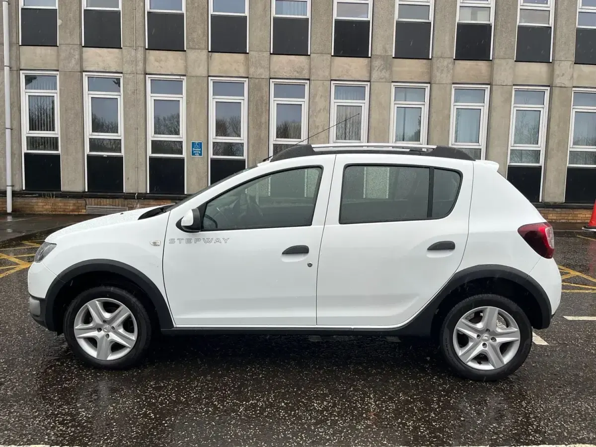 Usado Dacia Sandero Ambiance 90 CV (66 kW) 2015 Blanco Utilitario