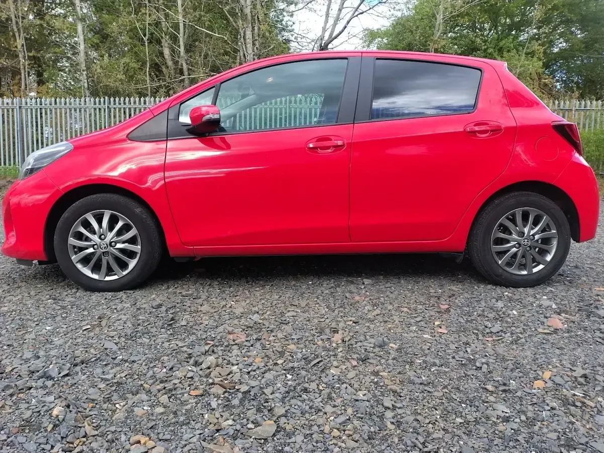 Used Toyota Yaris 99 HP (72 kW) 2017 Red Hatchback