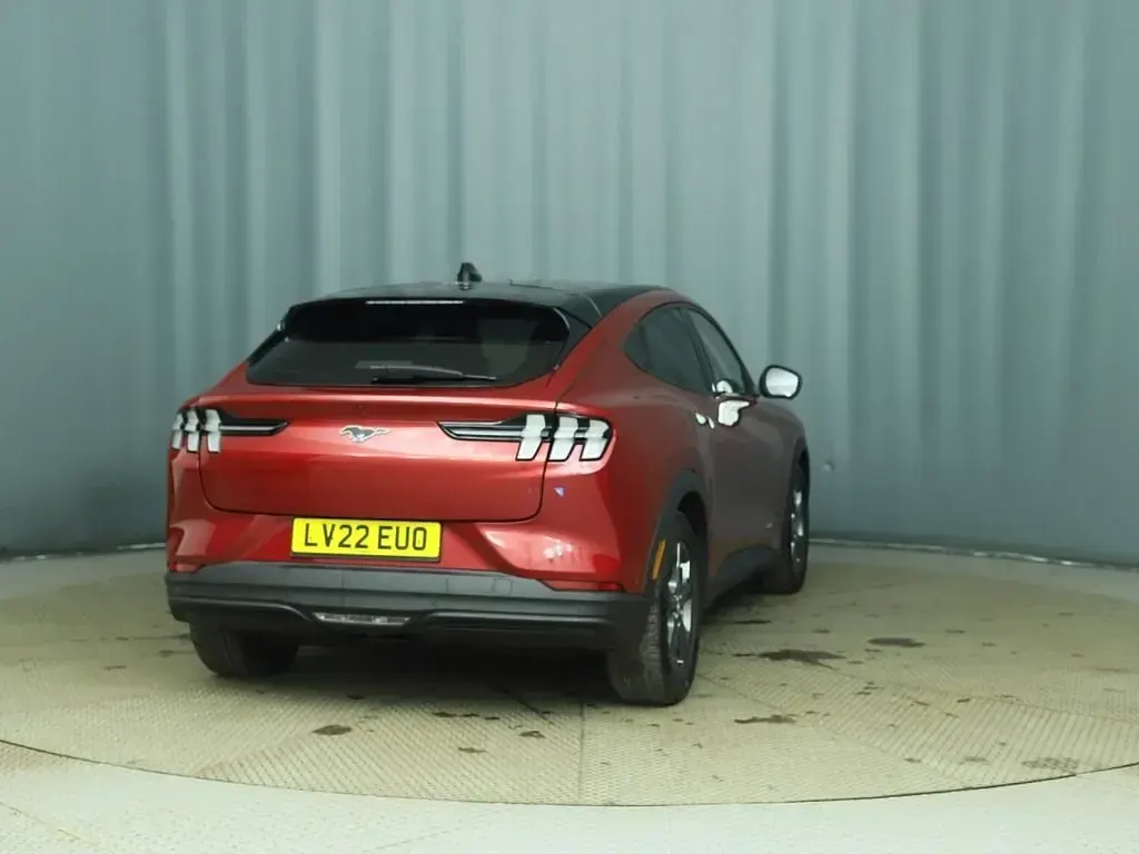 Käytetty Ford Mustang Extended Range 294 HP (216 kW) 2022 Punainen Viistoperä