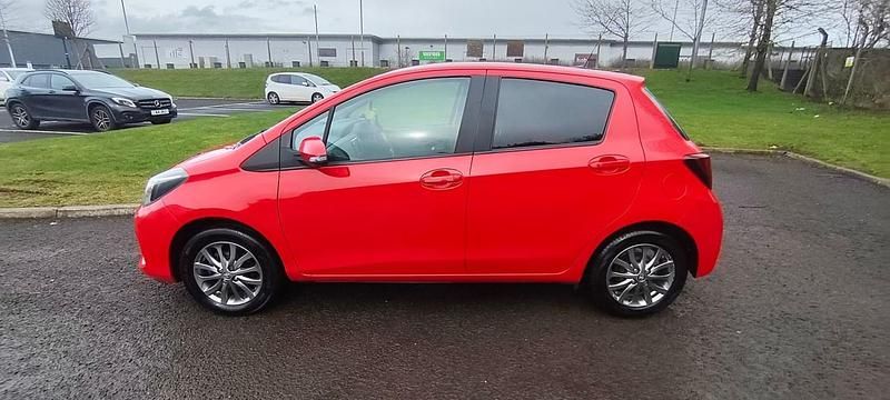Used Toyota Yaris 99 HP (72 kW) 2016 Red Hatchback