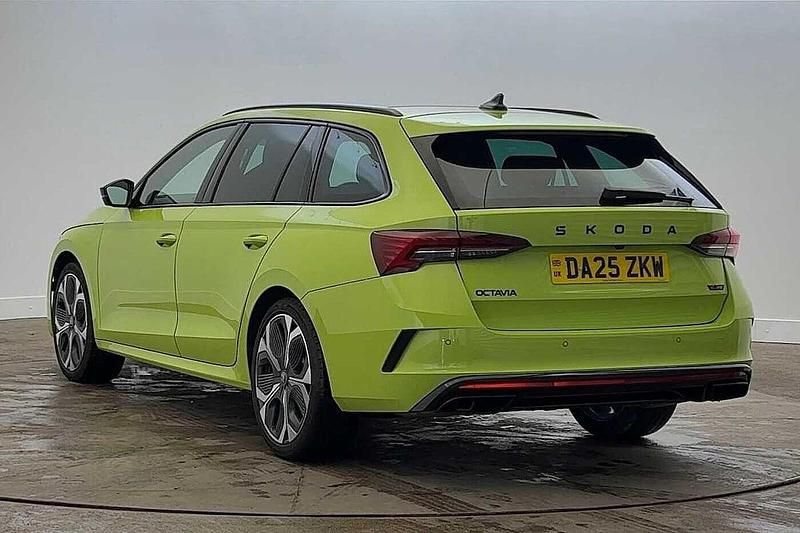 Used Skoda Octavia vRS 265 HP (194 kW) 2025 Hyper green Estate
