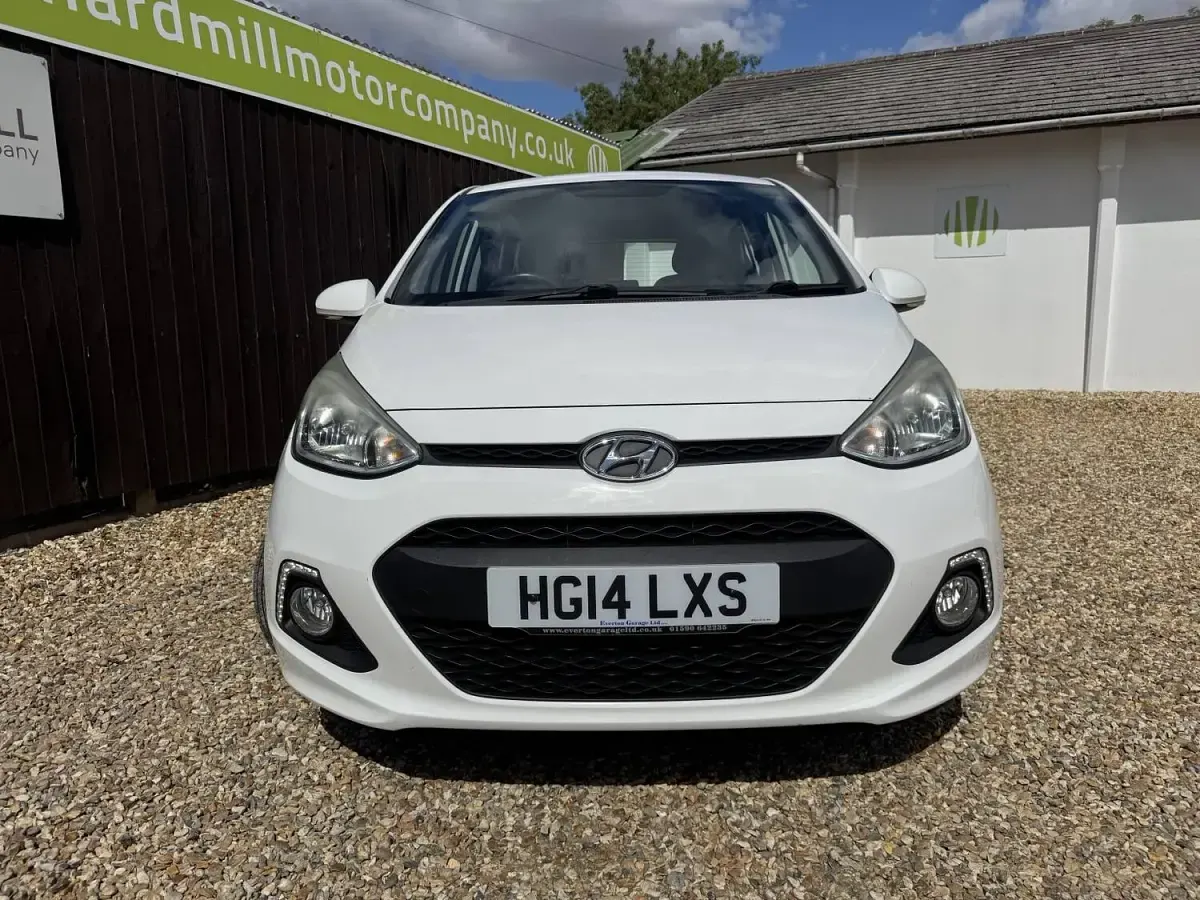 Used Hyundai i10 Premium 67 HP (49 kW) 2014 White Hatchback