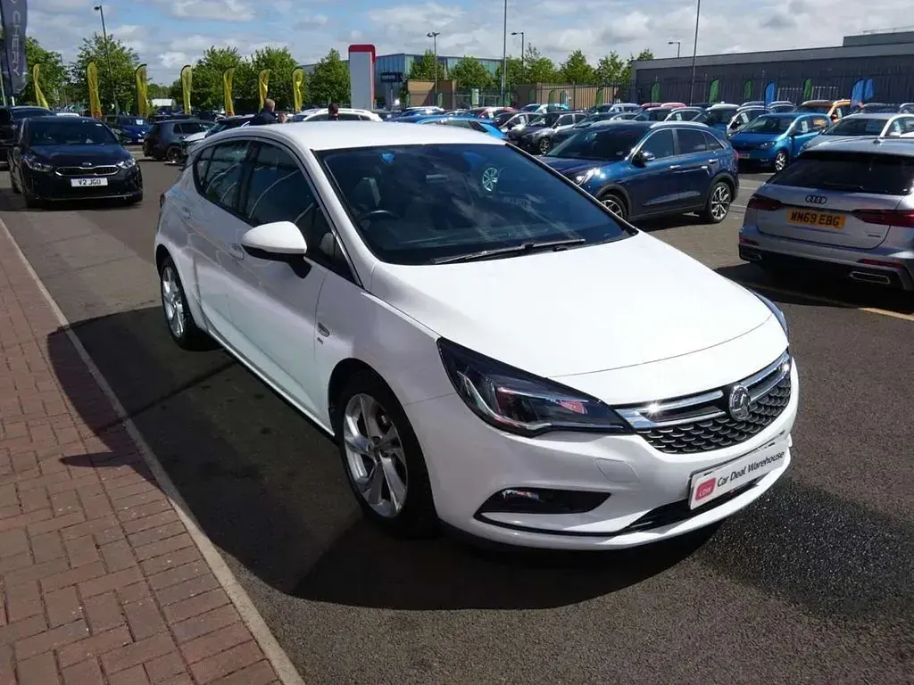 Used Vauxhall Astra SRi 147 HP (108 kW) 2018 White Hatchback
