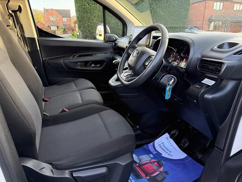 Used Toyota Proace Design 120 HP (88 kW) 2022 White MPV