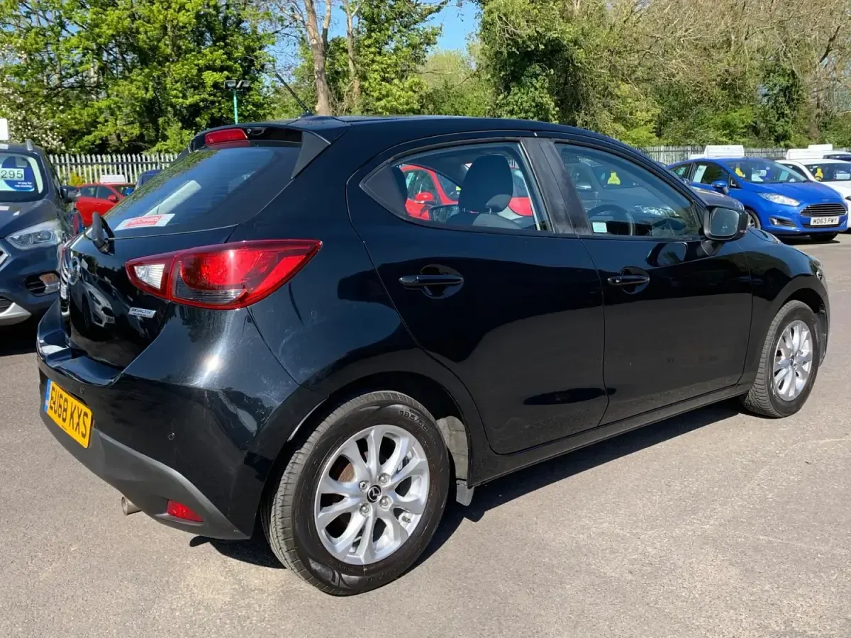 Begagnad Mazda 2 2018 Svart Halvkombi