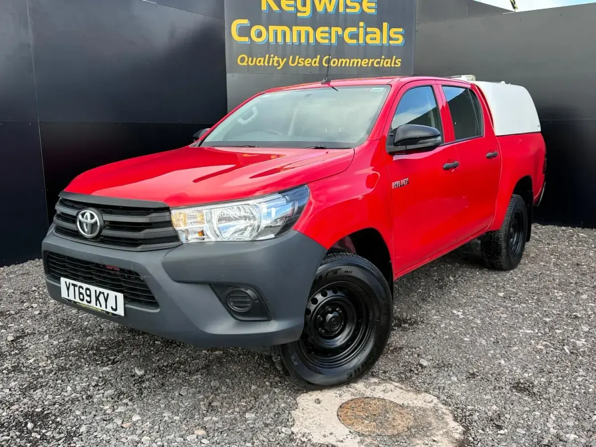 Used Toyota HiLux Active 150 HP (110 kW) 2019 Red Pickup