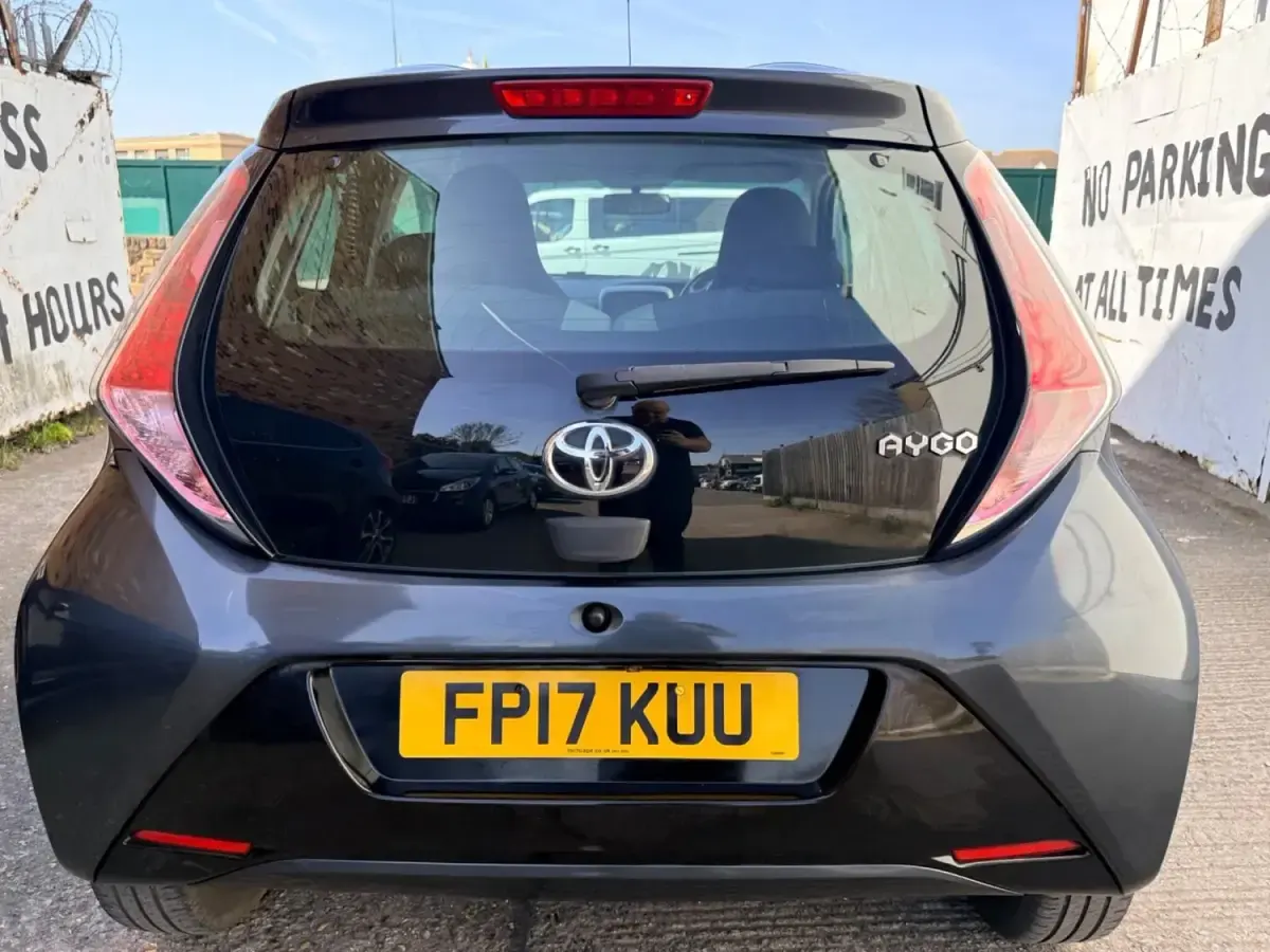 Gebraucht Toyota Aygo X-play 69 PS (50 kW) 2017 Grau Kleinwagen