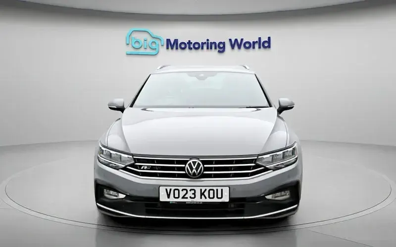 Usado VW Passat R-line 150 HP (110 kW) 2023 Cinzento Carrinha