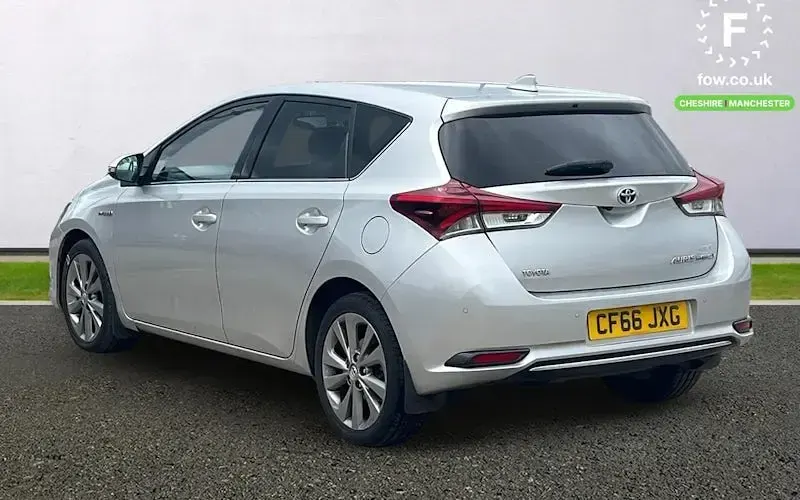 Usado Toyota Auris Hybrid 136 HP (100 kW) 2016 Prateado Citadino