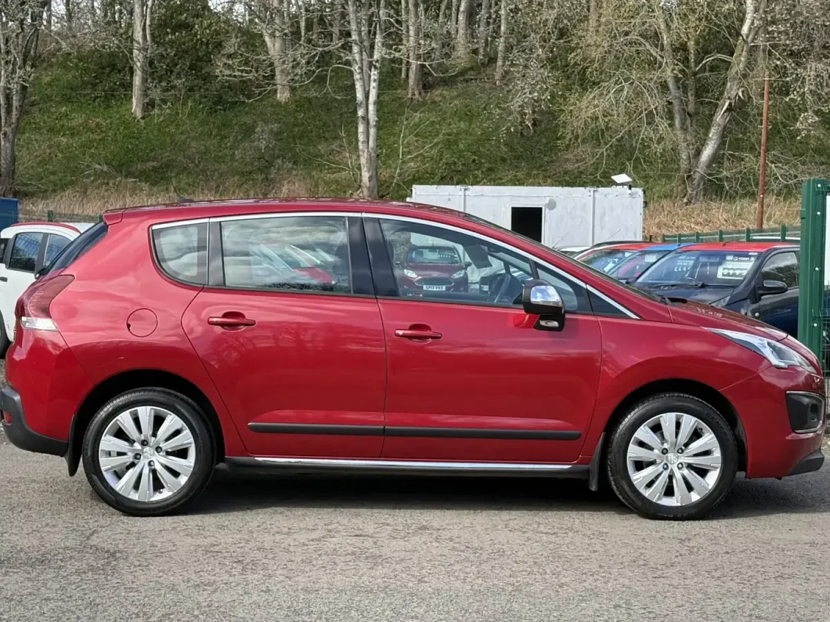 Usado Peugeot 3008 Active 2015 Rojo Familiar
