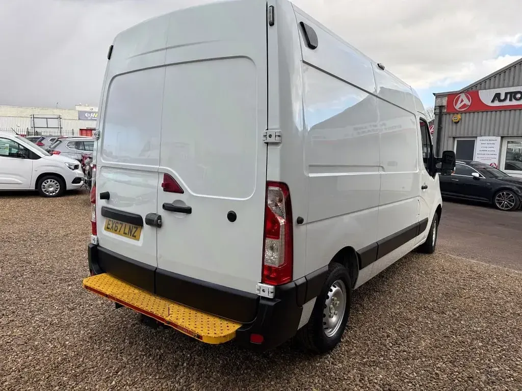 Used Vauxhall Movano 145 HP (106 kW) 2018 White MPV