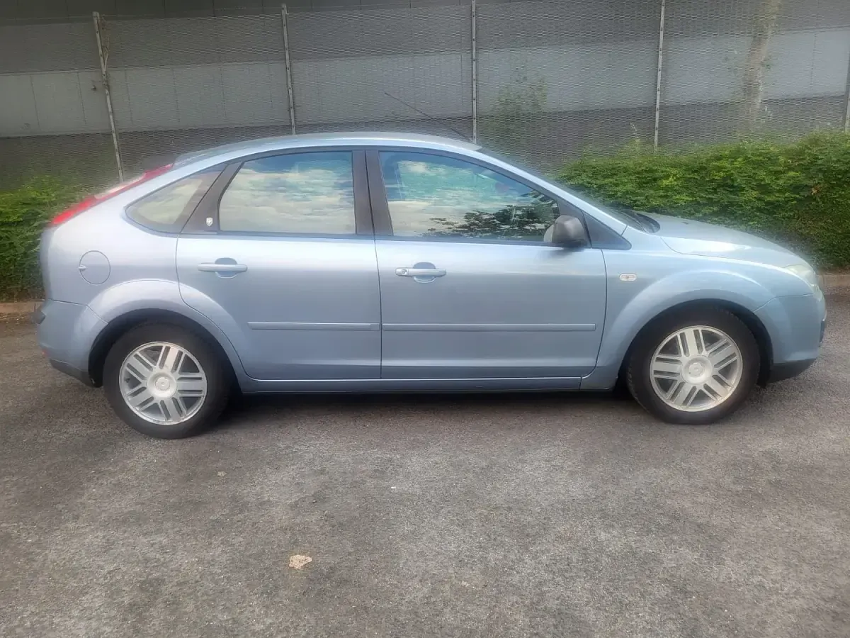 Used Ford Focus Ghia 100 HP (73 kW) 2005 Blue Hatchback