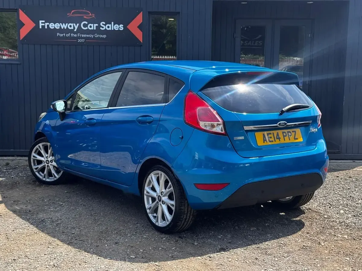 Used Ford Fiesta Titanium 100 HP (73 kW) 2014 Blue Hatchback