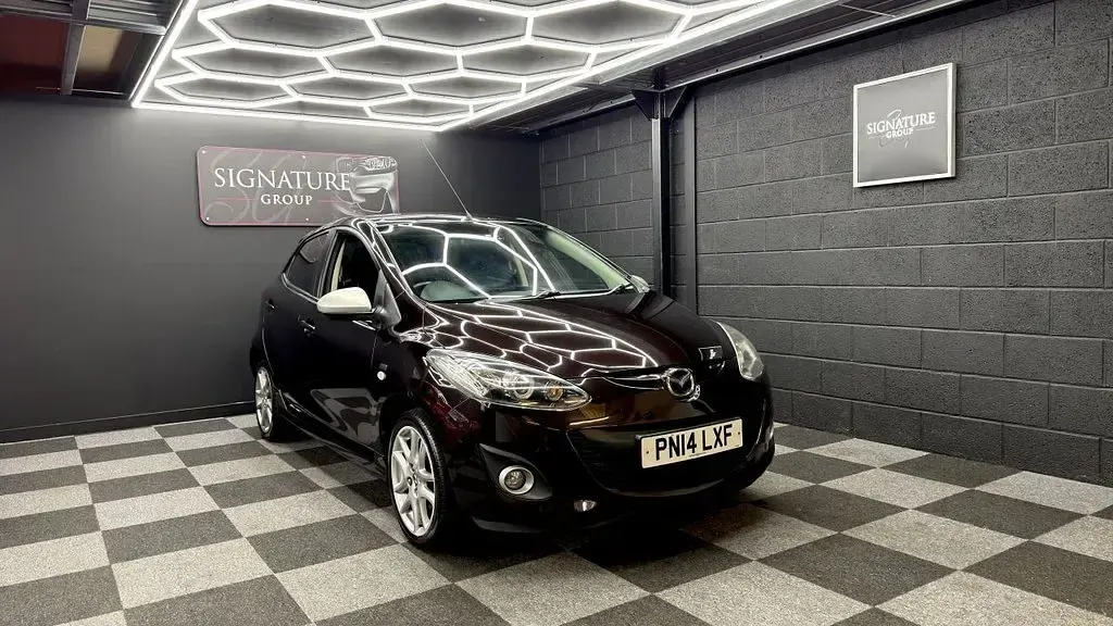 Used Mazda 2 Inclusive 84 HP (61 kW) 2014 Red Hatchback