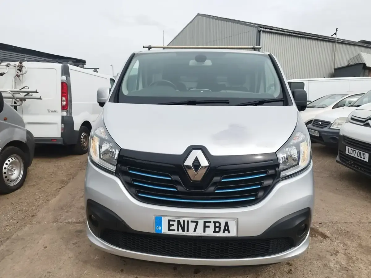 Begagnad Renault Trafic 2017 Silver Minibuss