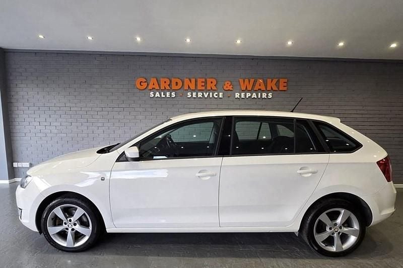 White Used 2015 Skoda Rapid SE Hatchback | £4,995 (Fair price) - Image 1/1