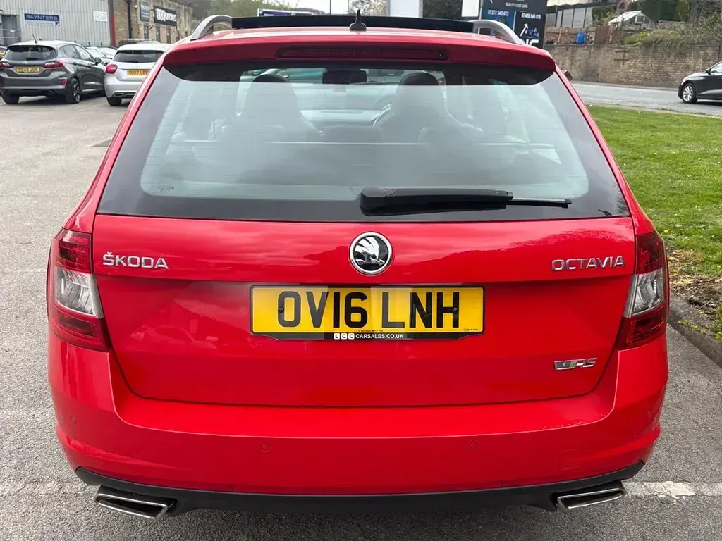 Używany Skoda Octavia vRS 184 KM (135 kW) 2016 Czerwony Hatchback
