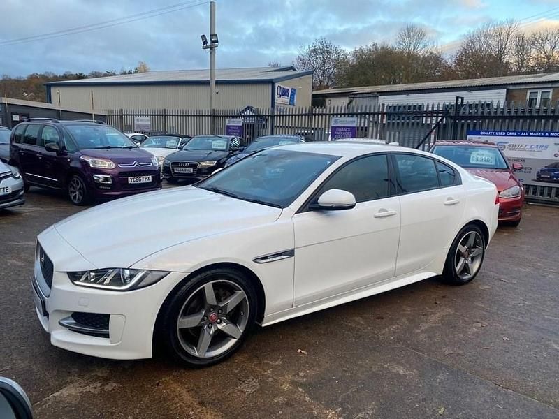 Usado Jaguar XE R-Sport 180 HP (132 kW) 2017 Branco Sedan
