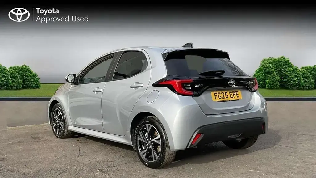Used Toyota Yaris Hybrid Design 116 HP (85 kW) 2025 Silver Hatchback