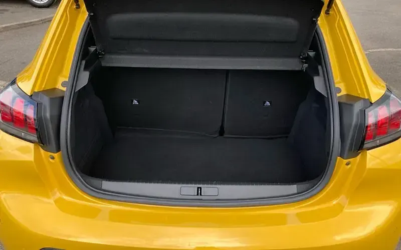 Begagnad Peugeot 208 Active Premium 75 HK (55 kW) 2022 Gul Halvkombi
