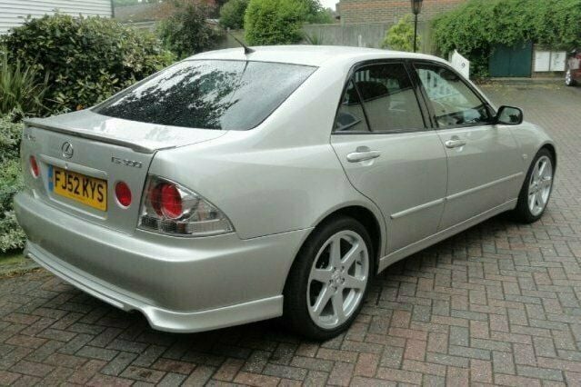 Used Lexus IS300 211 HP (155 kW) 2002 Sedan