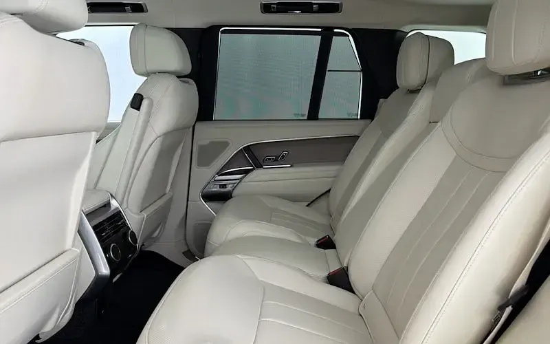 Käytetty Land Rover Range Rover First Edition 510 HP (375 kW) 2023 Katumaasturi