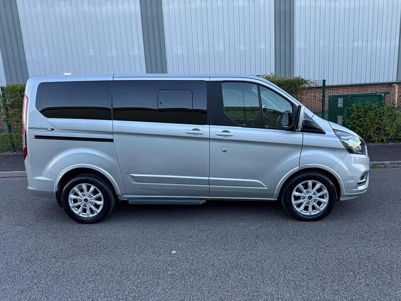 Usado Ford Tourneo Titanium 130 HP (95 kW) 2019 Prateado Monovolume