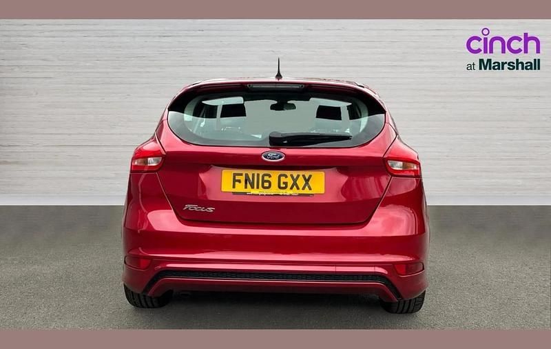 Used Ford Focus Zetec 117 HP (86 kW) 2016 Red Hatchback