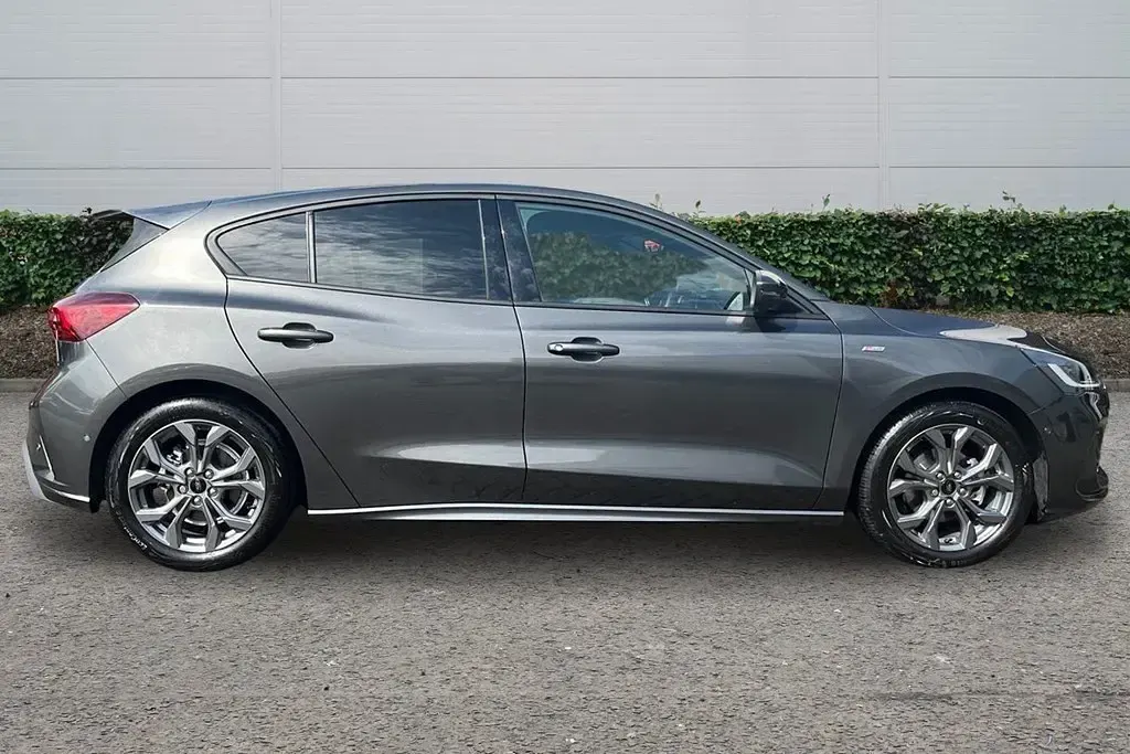 Używany Ford Focus ST-Line 2024 Szary Hatchback