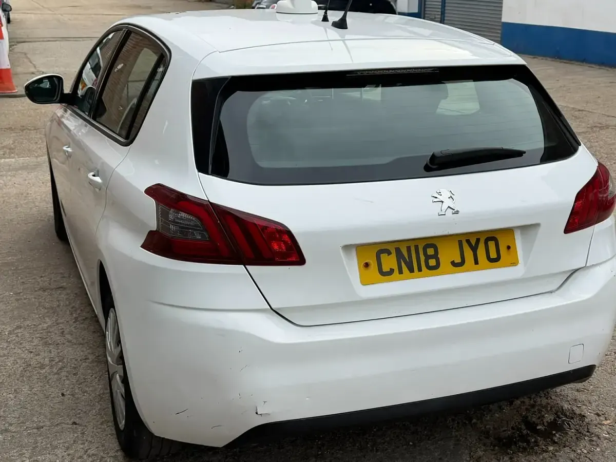 Used Peugeot 308 Access 100 HP (73 kW) 2018 White Hatchback