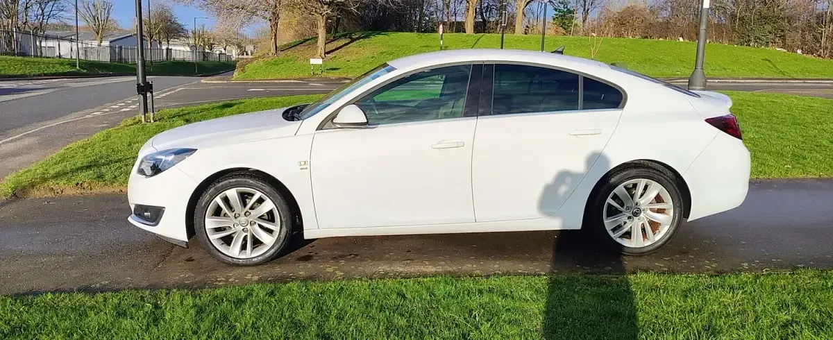 Used Vauxhall Insignia SRi 170 HP (125 kW) 2016 White Hatchback