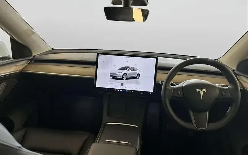 Używany Tesla Model Y Long Range AWD 286 kW (389 KM) 2025 SUV
