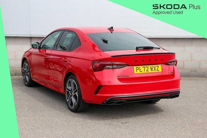 Używany Skoda Octavia vRS 196 KM (144 kW) 2022 Czerwony Hatchback