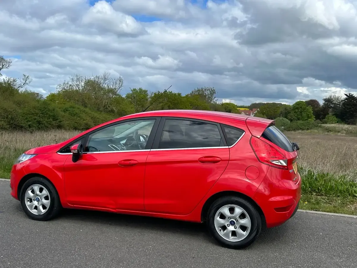 Używany Ford Fiesta Titanium 95 KM (69 kW) 2011 Czerwony Hatchback