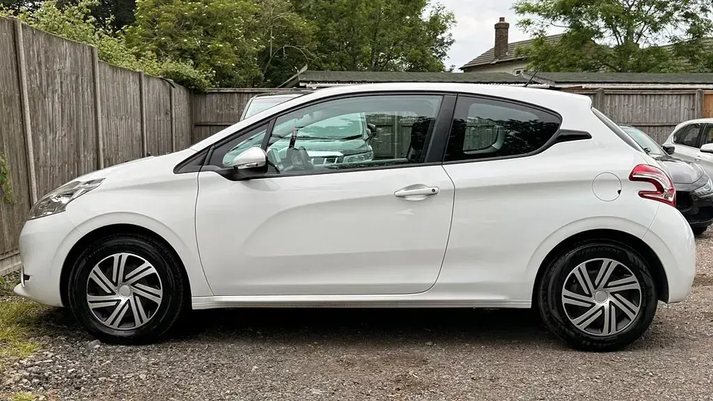 Used Peugeot 208 Access 68 HP (50 kW) 2015 White Hatchback