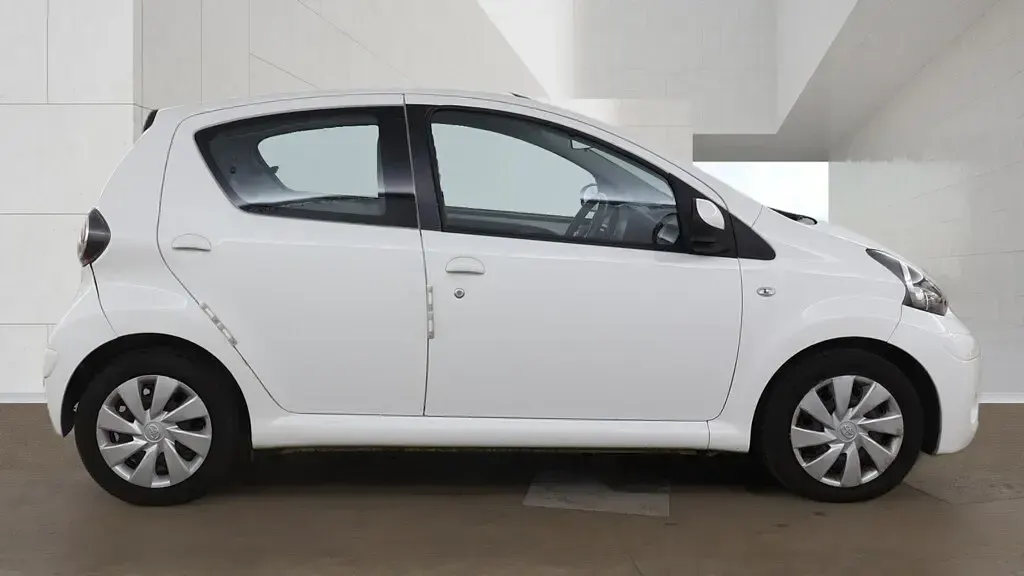 Used Toyota Aygo 67 HP (49 kW) 2012 White Hatchback