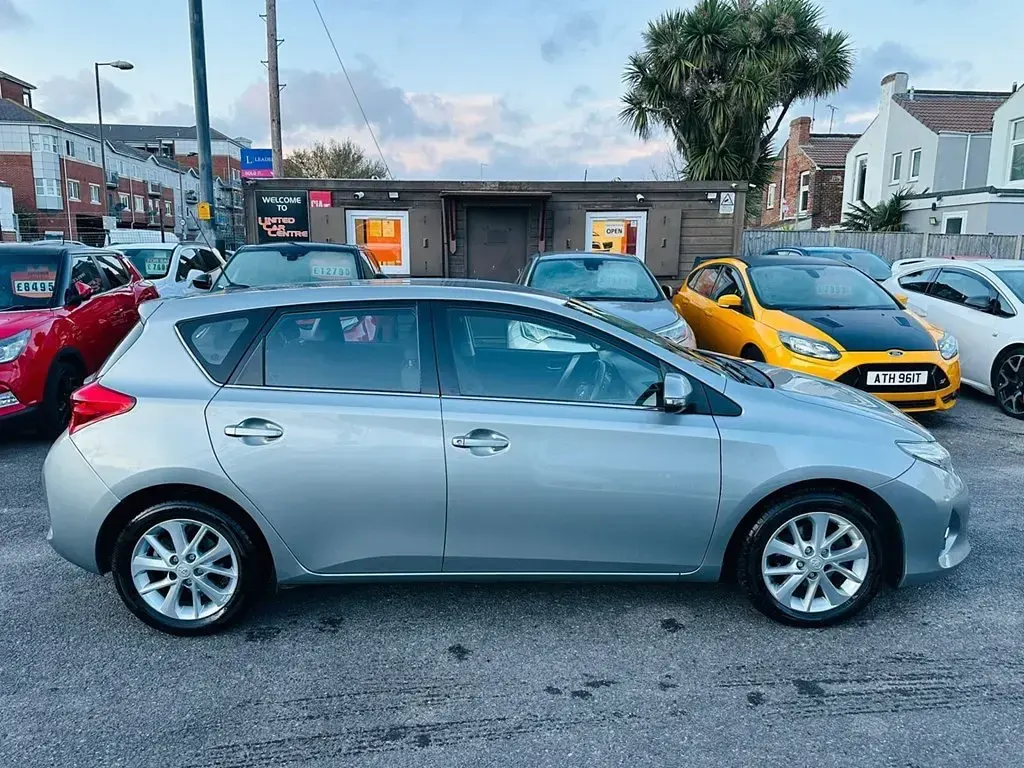 Usado Toyota Auris Multidrive S 132 HP (97 kW) 2013 Cinzento Citadino